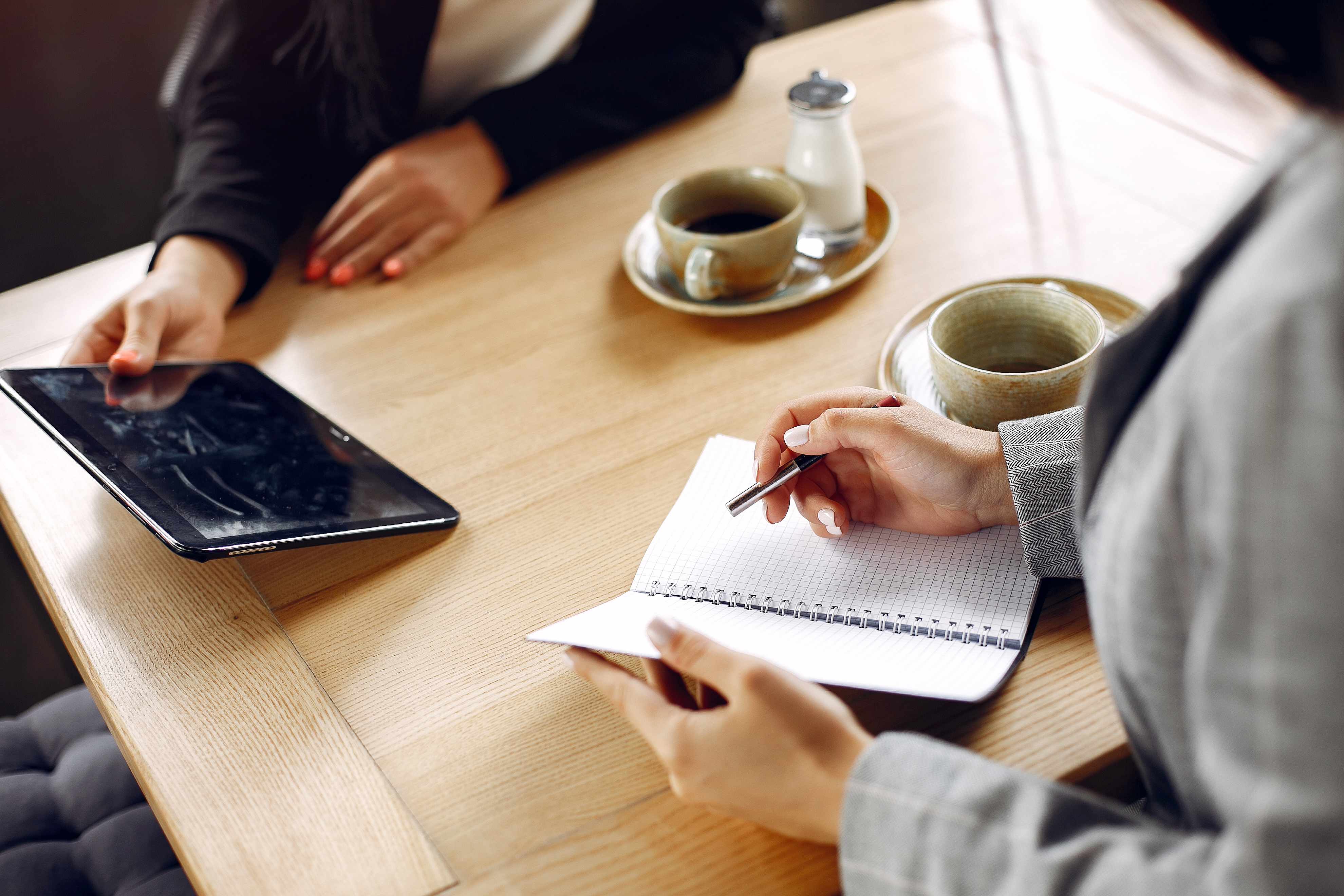 deux-femmes-d-affaires-travaillant-dans-un-cafe