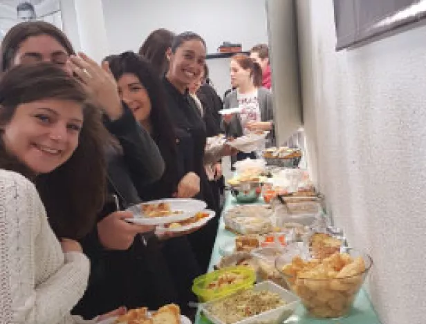 1filles-au-buffet