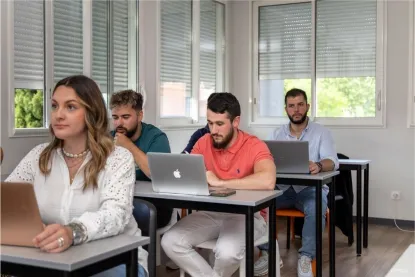 Des étudiants de Pigier Nîmes sont en salle de cours Pigier-Nimes-5-etudiants-en-classe