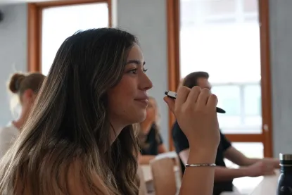 Une étudiante tient un stylo Pigier pendant son cours Une-etudiante-tient-un-stylo-pigier-pendant-son-cours