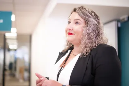 Une étudiante en tenue professionnelle Une-etudiante-en-tenue-professionnelle