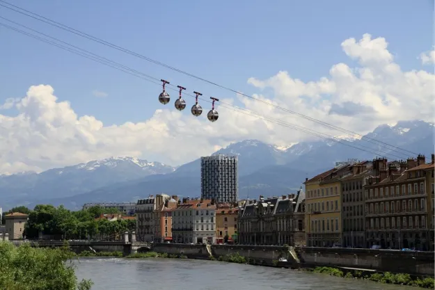 Aperçu-de-la-ville-grenoble-avec-des-cables Aperçu-de-la-ville-grenoble-avec-des-cables