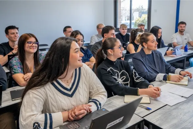 Pigier-Dijon-salle-de-classe-apercu-etudiants-qui-ecoutent-un-prof Pigier-Dijon-salle-de-classe-apercu-etudiants-qui-ecoutent-un-prof