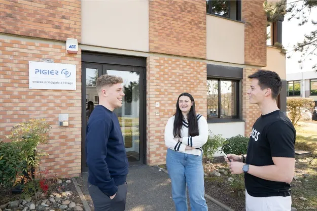 Pigier-Dijon-trois-etudiants-devant-l-etablissement-qui-sourit Pigier-Dijon-trois-etudiants-devant-l-etablissement-qui-sourit