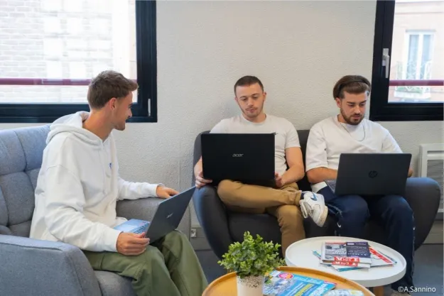 Pigier-SQY-3-etudiants-en-train-de-travailler-sur-leur-ordinateur Pigier-SQY-3-etudiants-en-train-de-travailler-sur-leur-ordinateur