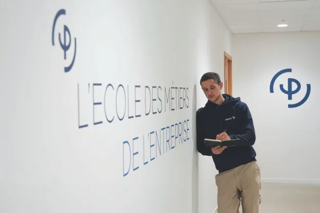 etudiant-poser-sur-le-mur-et-en-train-d-ecrire-sur-un-cahier-pigier etudiant-poser-sur-le-mur-et-en-train-d-ecrire-sur-un-cahier-pigier