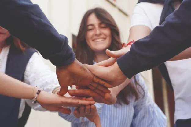 Des étudiants de Pigier s'encouragent ensemble Des-etudiants-de-Pigier-se-joignent-les-mains-surperposees-entre-elles